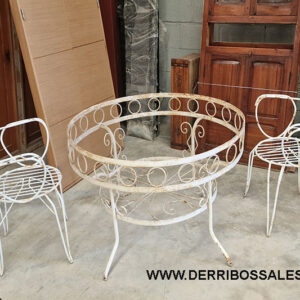 Conjunto de terraza. Compuesto de mesa y 2 sillas, de hierro.